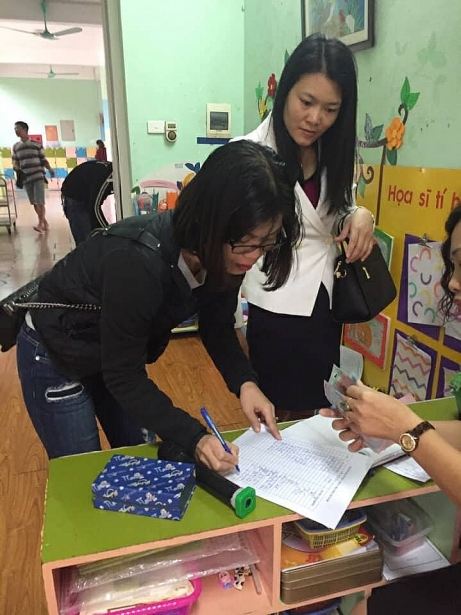 ha noi truong tra lai tien dien ve sinh cho phu huynh sau khi bi to lam sai quy trinh