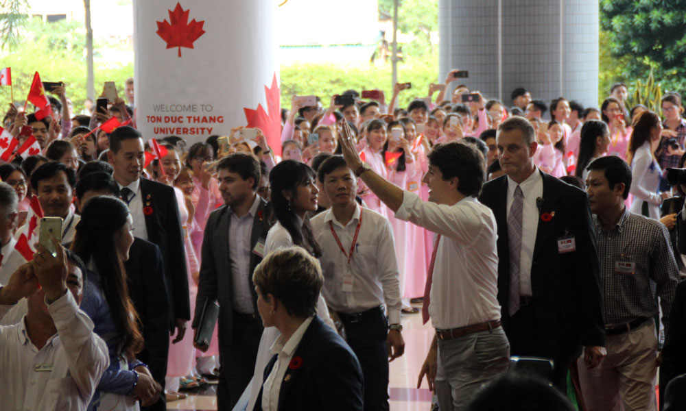 thu tuong canada tung mo tro thanh giao vien
