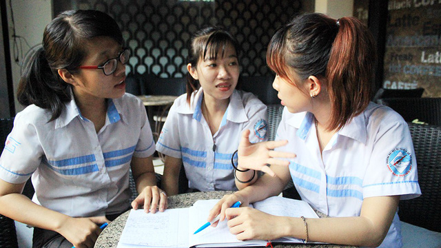 nhom sinh vien day hoc sinh xai tien