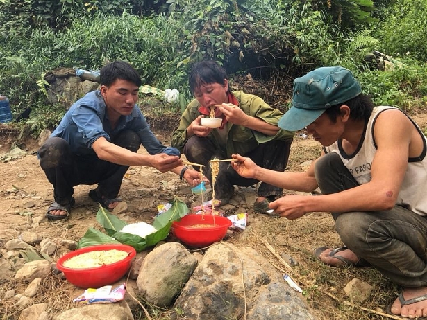 Tâm sự thầy giáo kêu gọi làm cầu cho học sinh qua suối đúng dịp 20/11 tam su thay giao keu goi lam cau cho hoc sinh qua suoi dung dip 2011