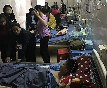 4 hoc sinh bi thuong vi vat la phat no o san van dong huyen