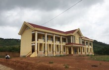 Xây trường bỏ không, học sinh vượt hơn 10 km đi học