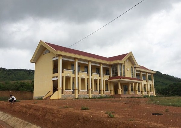xay truong bo khong hoc sinh vuot hon 10 km di hoc