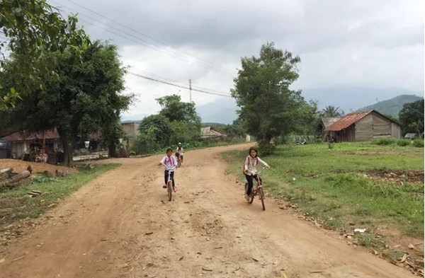 xay truong bo khong hoc sinh vuot hon 10 km di hoc