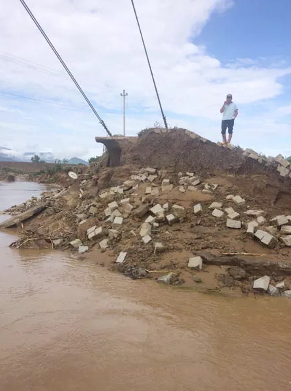 xay truong bo khong hoc sinh vuot hon 10 km di hoc