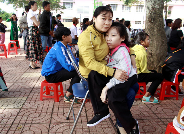 no luc khong ngung cua co hoc tro duoc me be den truong moi ngay