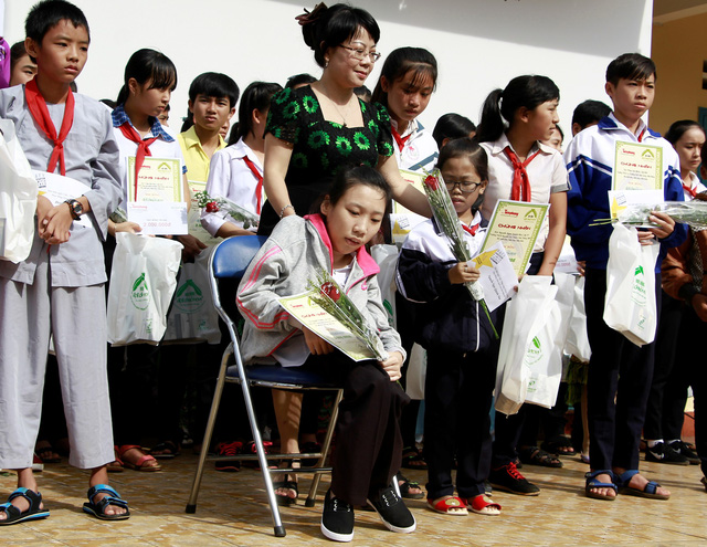 no luc khong ngung cua co hoc tro duoc me be den truong moi ngay