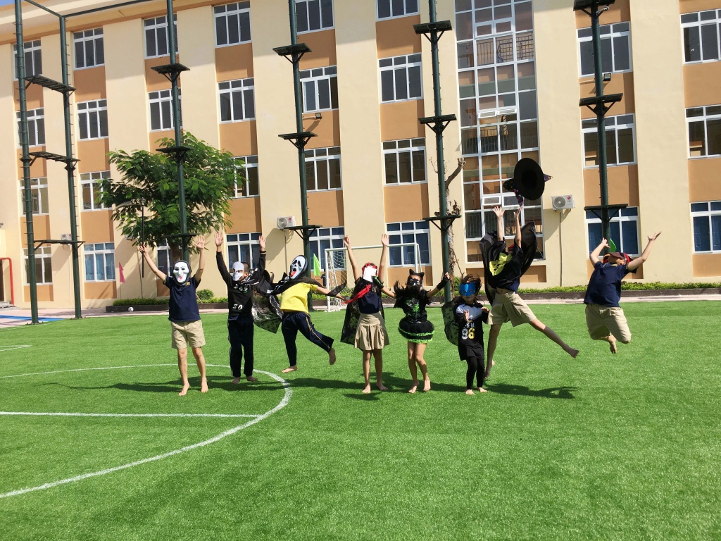 'Lớp học' Halloween: 'Thần chết' lau bàn học, 'phù thủy nhí' cũng phải đi quét lớp lop hoc halloween than chet lau ban hoc phu thuy nhi cung phai di quet lop
