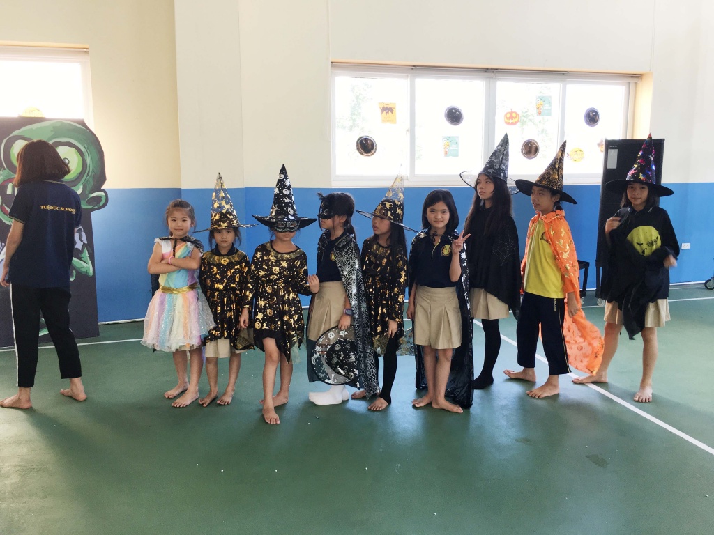 'Lớp học' Halloween: 'Thần chết' lau bàn học, 'phù thủy nhí' cũng phải đi quét lớp lop hoc halloween than chet lau ban hoc phu thuy nhi cung phai di quet lop