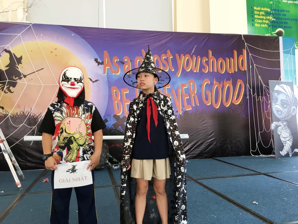 lop hoc halloween than chet lau ban hoc phu thuy nhi cung phai di quet lop