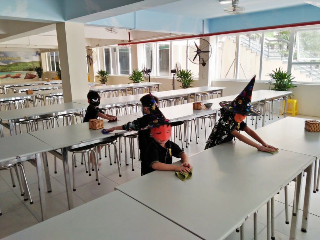 'Lớp học' Halloween: 'Thần chết' lau bàn học, 'phù thủy nhí' cũng phải đi quét lớp lop hoc halloween than chet lau ban hoc phu thuy nhi cung phai di quet lop