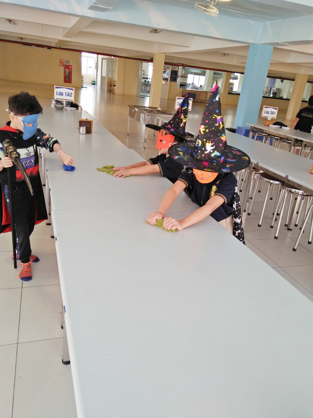lop hoc halloween than chet lau ban hoc phu thuy nhi cung phai di quet lop