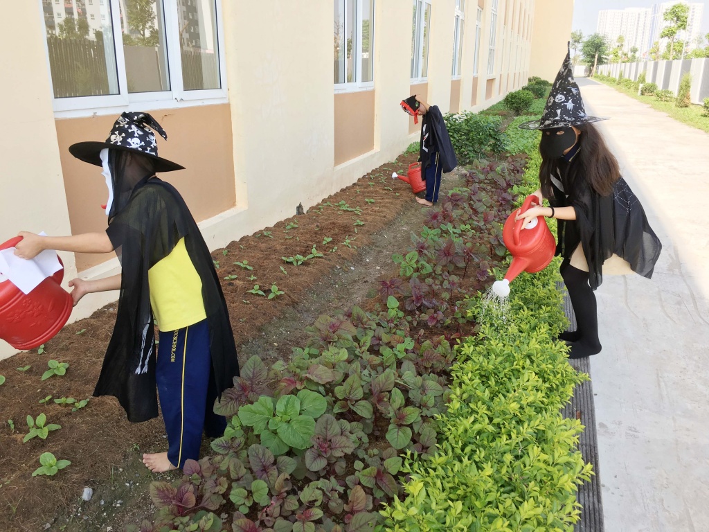 'Lớp học' Halloween: 'Thần chết' lau bàn học, 'phù thủy nhí' cũng phải đi quét lớp lop hoc halloween than chet lau ban hoc phu thuy nhi cung phai di quet lop