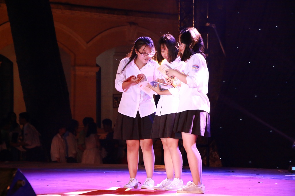 Sôi động đêm chung kết cuộc thi tài năng học sinh Chu Văn An - ngôi trường 110 tuổi soi dong dem chung ket cuoc thi tai nang hoc sinh chu van an ngoi truong 110 tuoi