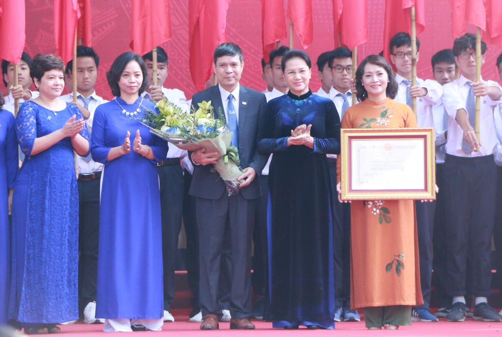 Những hình ảnh xúc động tại đại lễ 110 năm ngày truyền thống trường THPT Chu Văn An nhung hinh anh xuc dong tai dai le 110 nam ngay truyen thong truong thpt chu van an