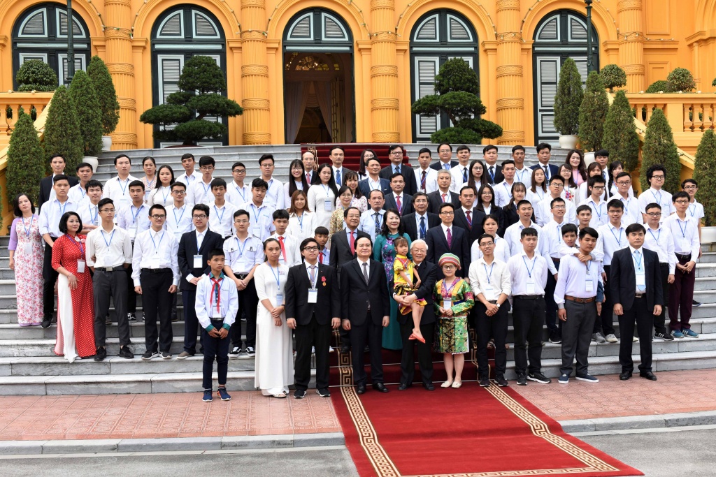 Tổng Bí thư, Chủ tịch nước Nguyễn Phú Trọng: Các em học sinh, sinh viên cần có cả đức và tài tong bi thu chu tich nuoc nguyen phu trong cac em hoc sinh sinh vien can co ca duc va tai
