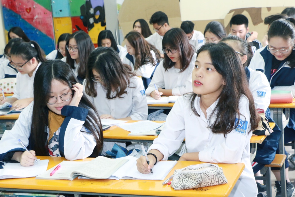 truong thpt phan dinh phung thay ao moi chuan bi buoc sang tuoi 45