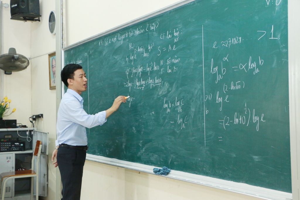 truong thpt phan dinh phung thay ao moi chuan bi buoc sang tuoi 45