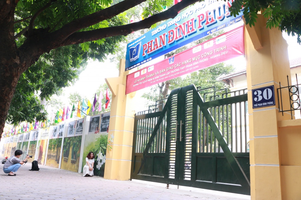 tam su cua tac gia buc tranh tuong khung o truong thpt phan dinh phung