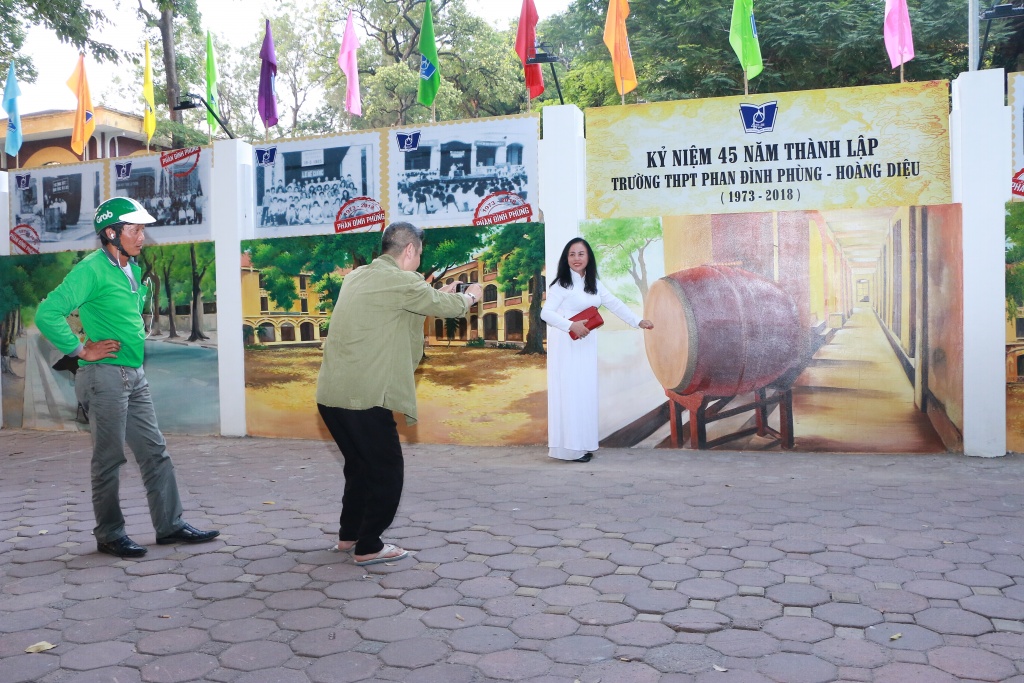 tam su cua tac gia buc tranh tuong khung o truong thpt phan dinh phung