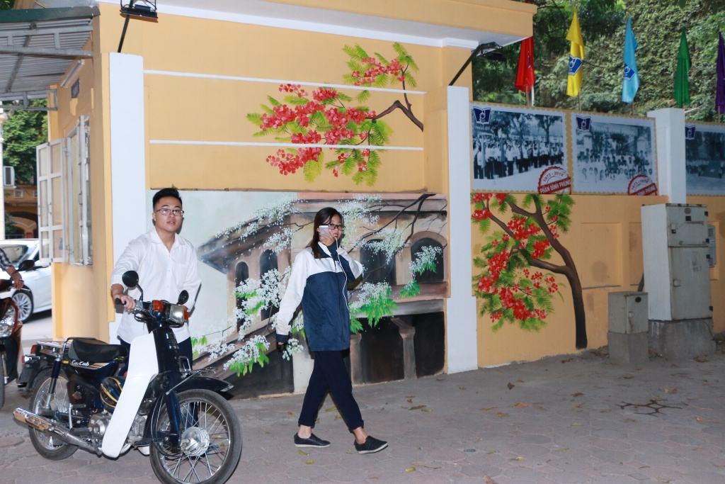 tam su cua tac gia buc tranh tuong khung o truong thpt phan dinh phung