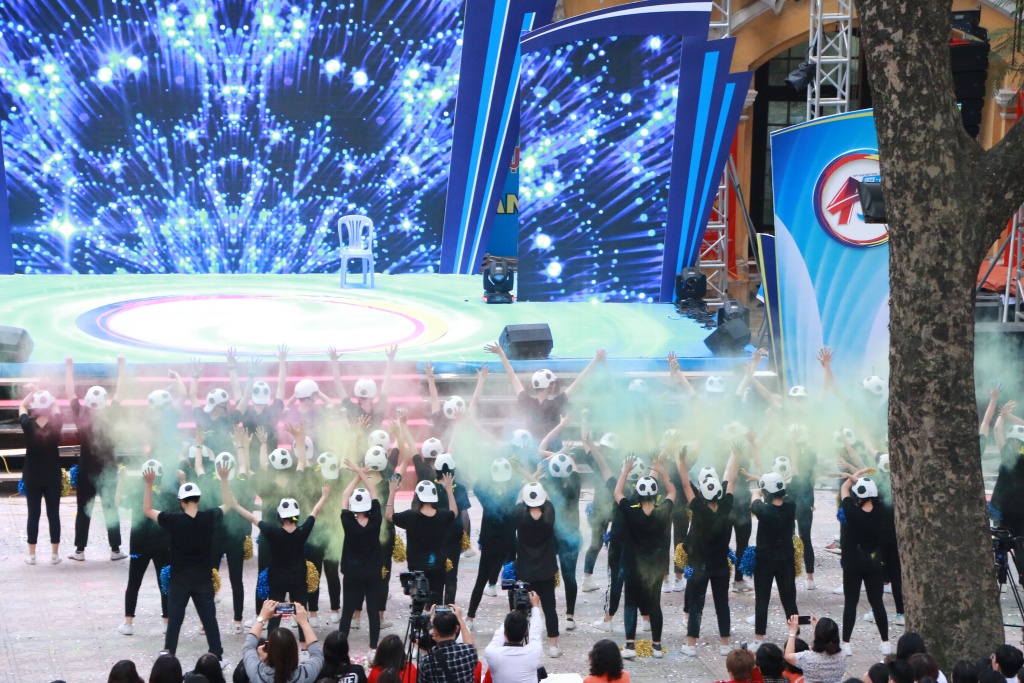 Cô trò trường Phan Đình Phùng sôi động trong điệu nhảy zumba điêu luyện co tro truong phan dinh phung soi dong trong dieu nhay rumba dieu luyen
