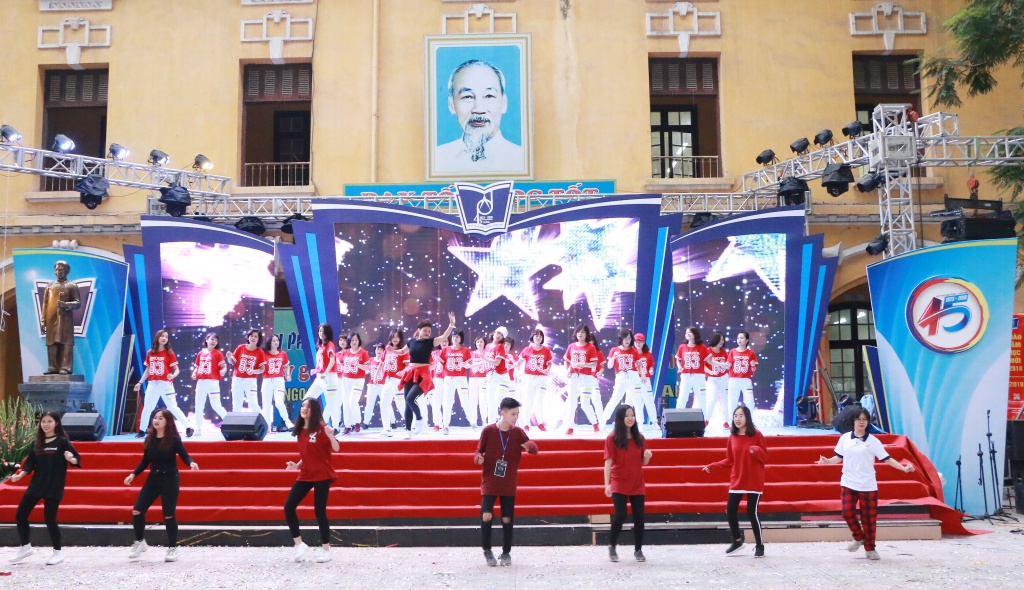 Cô trò trường Phan Đình Phùng sôi động trong điệu nhảy zumba điêu luyện co tro truong phan dinh phung soi dong trong dieu nhay rumba dieu luyen