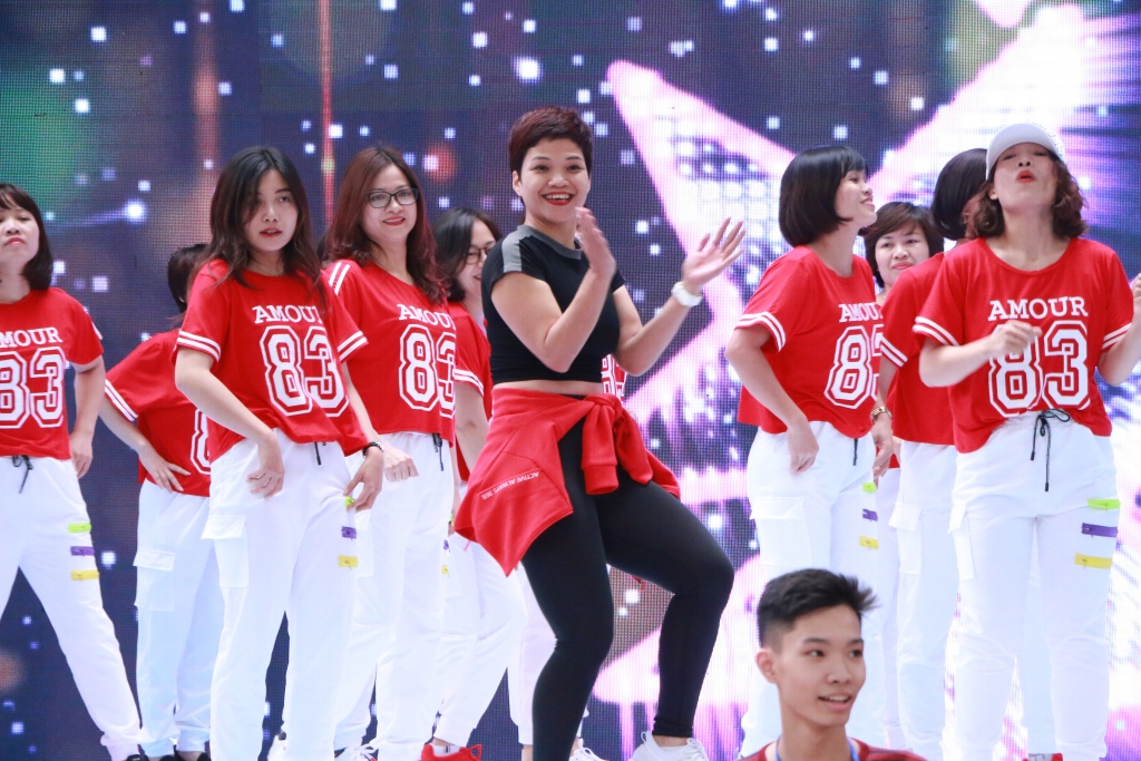 Cô trò trường Phan Đình Phùng sôi động trong điệu nhảy zumba điêu luyện co tro truong phan dinh phung soi dong trong dieu nhay rumba dieu luyen