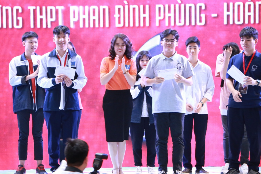 Cô trò trường Phan Đình Phùng sôi động trong điệu nhảy zumba điêu luyện co tro truong phan dinh phung soi dong trong dieu nhay rumba dieu luyen