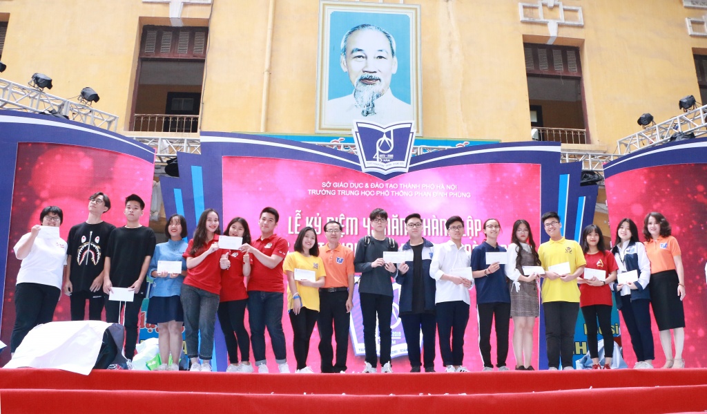 Cô trò trường Phan Đình Phùng sôi động trong điệu nhảy zumba điêu luyện co tro truong phan dinh phung soi dong trong dieu nhay rumba dieu luyen