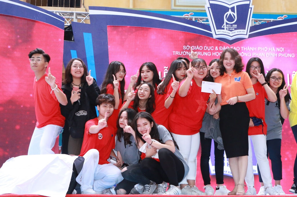 Cô trò trường Phan Đình Phùng sôi động trong điệu nhảy zumba điêu luyện co tro truong phan dinh phung soi dong trong dieu nhay rumba dieu luyen