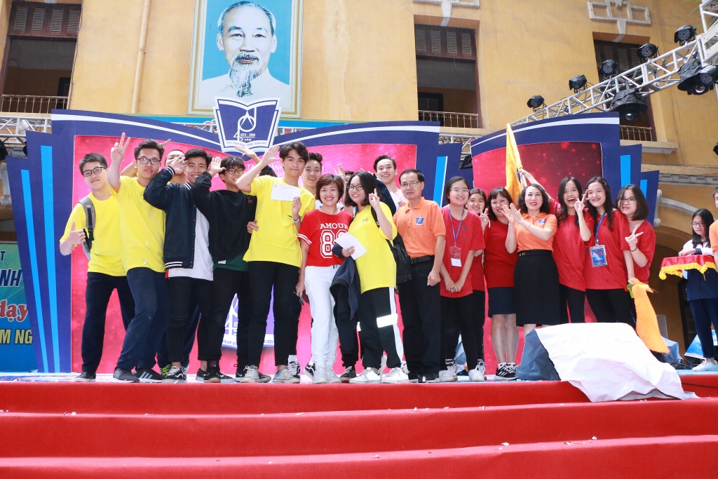 Cô trò trường Phan Đình Phùng sôi động trong điệu nhảy zumba điêu luyện co tro truong phan dinh phung soi dong trong dieu nhay rumba dieu luyen