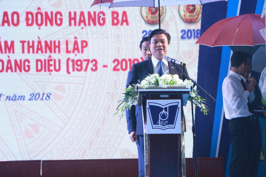 Hình ảnh xúc động dưới mưa tại lễ kỉ niệm 45 năm thành lập trường THPT Phan Đình Phùng hinh anh xuc dong duoi mua tai le ki niem 45 nam thanh lap truong thpt phan dinh phung