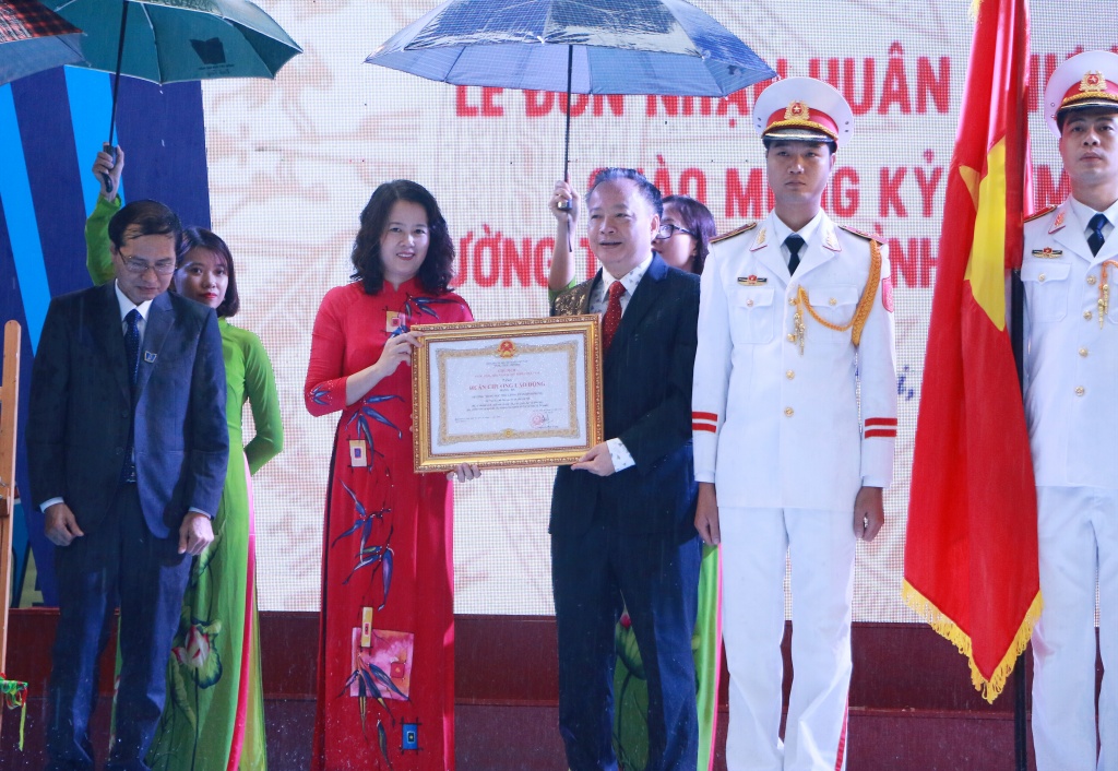 Hình ảnh xúc động dưới mưa tại lễ kỉ niệm 45 năm thành lập trường THPT Phan Đình Phùng hinh anh xuc dong duoi mua tai le ki niem 45 nam thanh lap truong thpt phan dinh phung