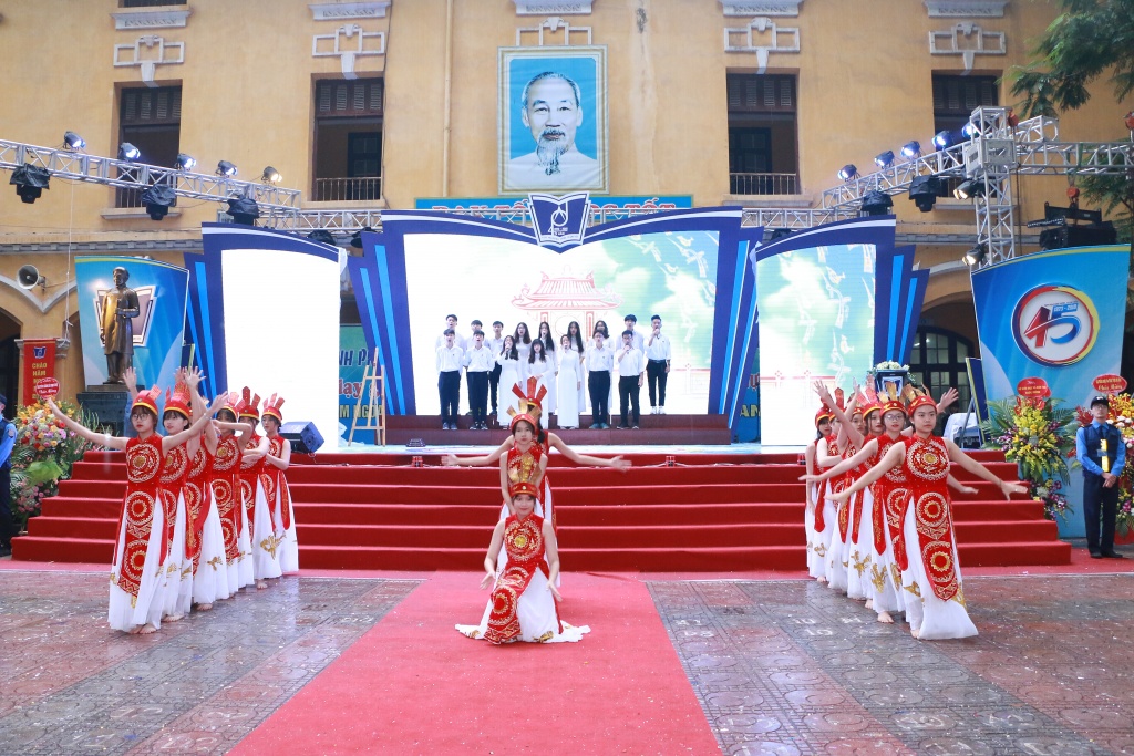 Hình ảnh xúc động dưới mưa tại lễ kỉ niệm 45 năm thành lập trường THPT Phan Đình Phùng hinh anh xuc dong duoi mua tai le ki niem 45 nam thanh lap truong thpt phan dinh phung
