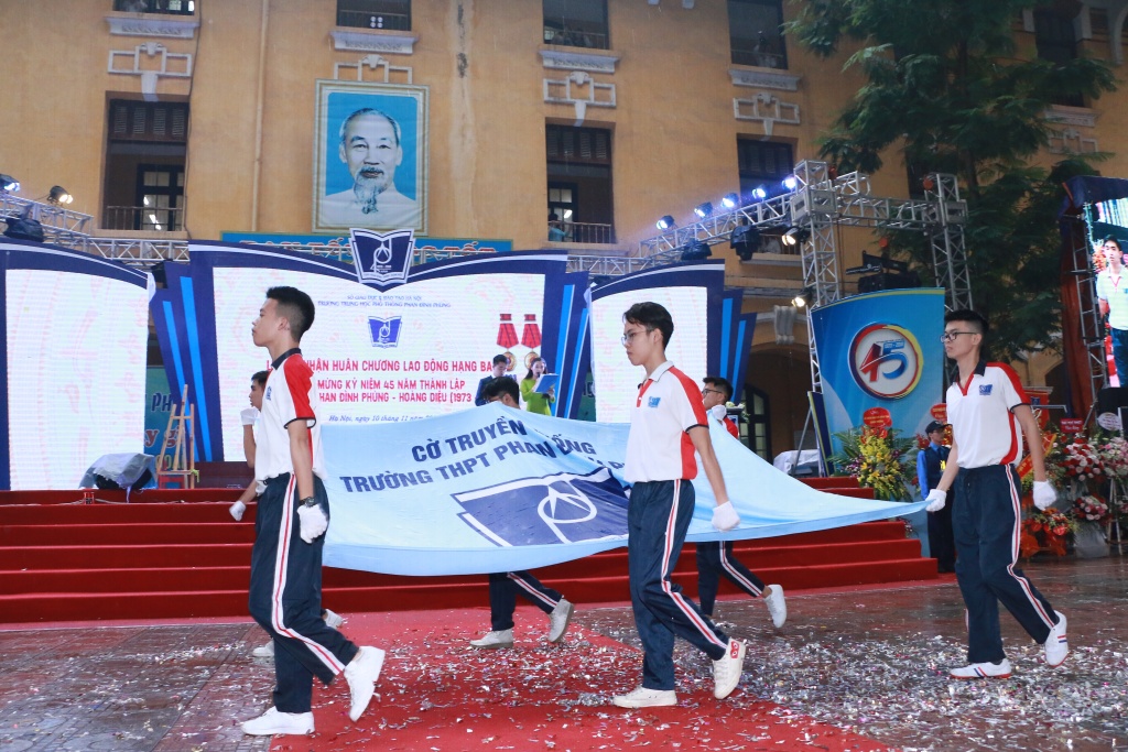 hinh anh xuc dong duoi mua tai le ki niem 45 nam thanh lap truong thpt phan dinh phung