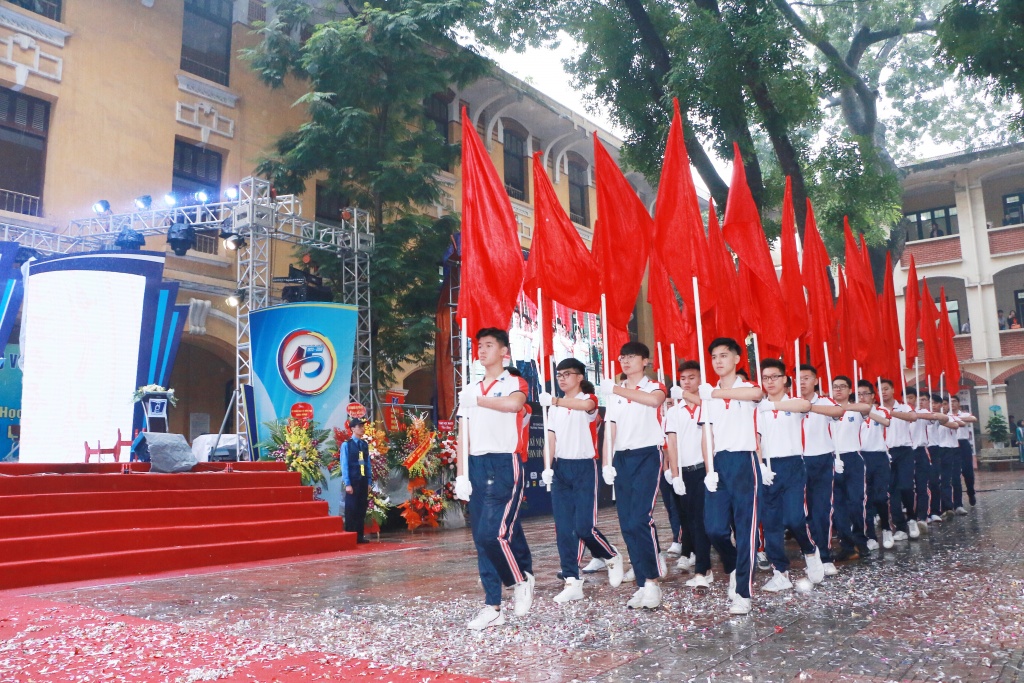 Hình ảnh xúc động dưới mưa tại lễ kỉ niệm 45 năm thành lập trường THPT Phan Đình Phùng hinh anh xuc dong duoi mua tai le ki niem 45 nam thanh lap truong thpt phan dinh phung