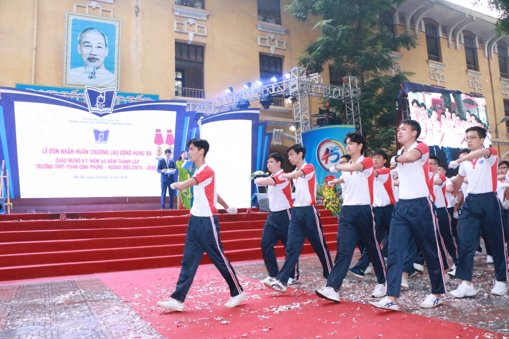 hinh anh xuc dong duoi mua tai le ki niem 45 nam thanh lap truong thpt phan dinh phung