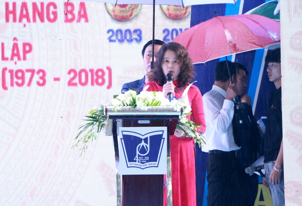Hình ảnh xúc động dưới mưa tại lễ kỉ niệm 45 năm thành lập trường THPT Phan Đình Phùng hinh anh xuc dong duoi mua tai le ki niem 45 nam thanh lap truong thpt phan dinh phung