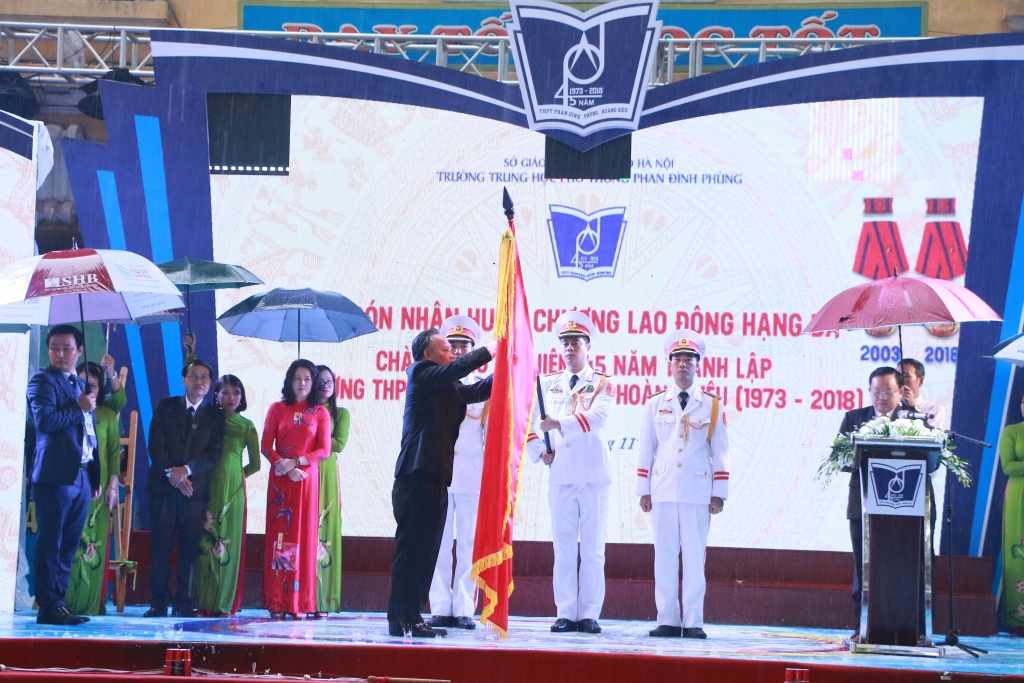 Hình ảnh xúc động dưới mưa tại lễ kỉ niệm 45 năm thành lập trường THPT Phan Đình Phùng hinh anh xuc dong duoi mua tai le ki niem 45 nam thanh lap truong thpt phan dinh phung