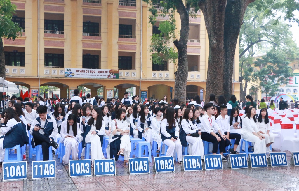 hinh anh xuc dong duoi mua tai le ki niem 45 nam thanh lap truong thpt phan dinh phung