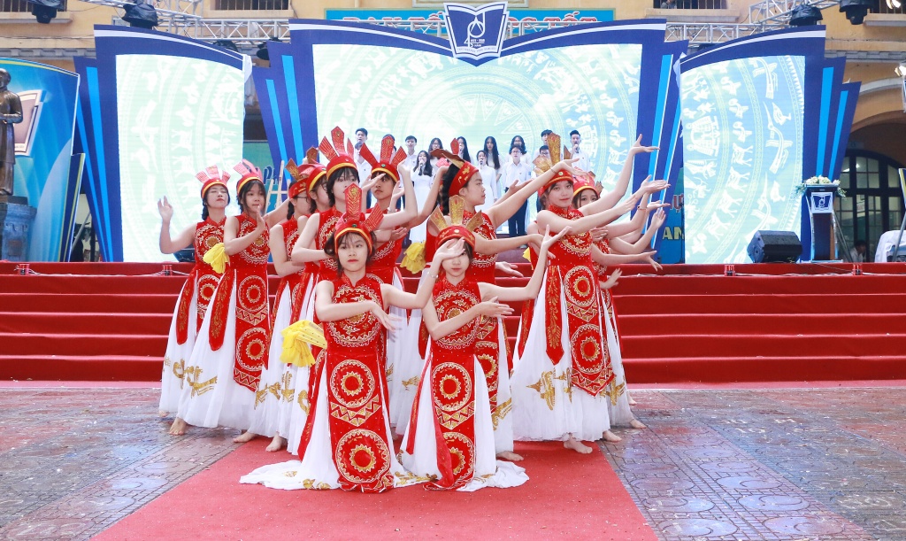 hinh anh xuc dong duoi mua tai le ki niem 45 nam thanh lap truong thpt phan dinh phung