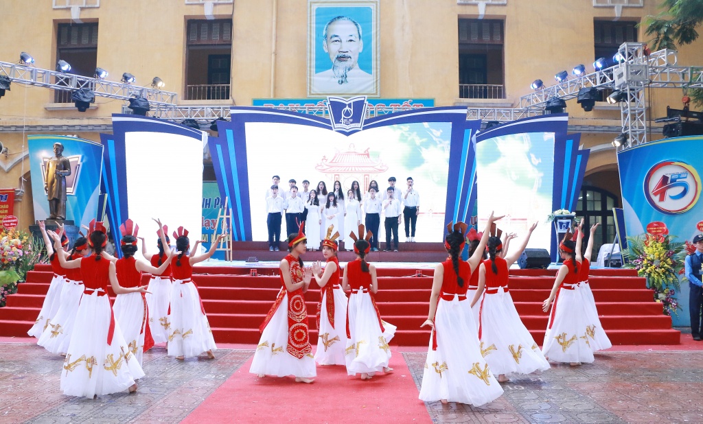 hinh anh xuc dong duoi mua tai le ki niem 45 nam thanh lap truong thpt phan dinh phung