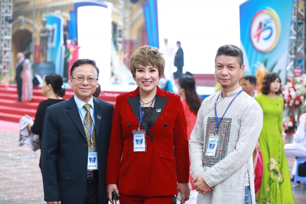Hình ảnh xúc động dưới mưa tại lễ kỉ niệm 45 năm thành lập trường THPT Phan Đình Phùng hinh anh xuc dong duoi mua tai le ki niem 45 nam thanh lap truong thpt phan dinh phung