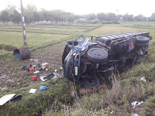 tai nan kinh hoang giua 2 xe tai o to mazda cx5 va 2 xe may