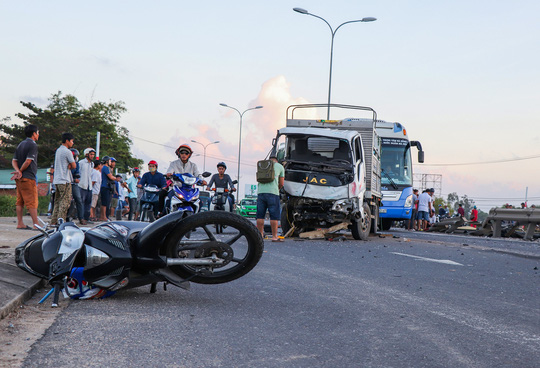 tai nan kinh hoang giua 2 xe tai o to mazda cx5 va 2 xe may
