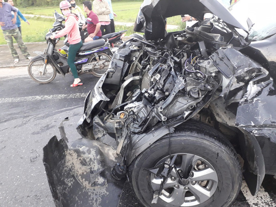 tai nan kinh hoang giua 2 xe tai o to mazda cx5 va 2 xe may