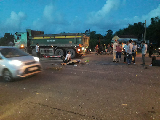 tai nan kinh hoang giua 2 xe tai o to mazda cx5 va 2 xe may