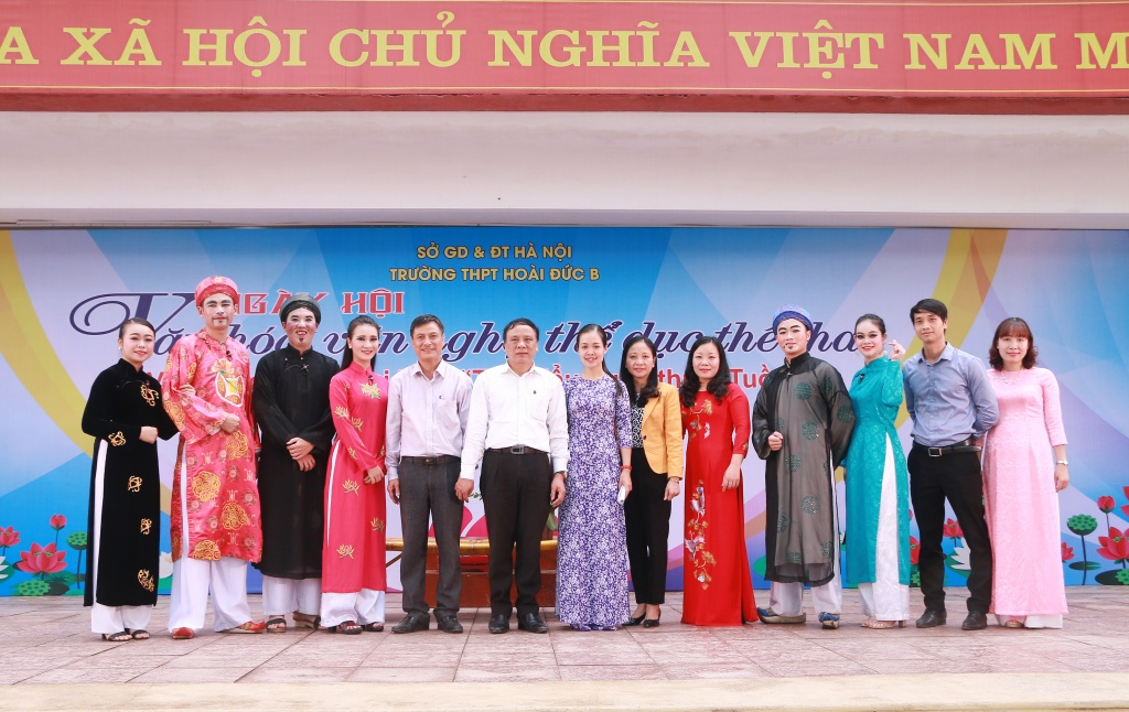 Hàng nghìn học sinh hào hứng với nghệ thuật tuồng tại trường THPT Hoài Đức B hang nghin hoc sinh hao hung voi nghe thuat tuong tai truong thpt hoai duc b