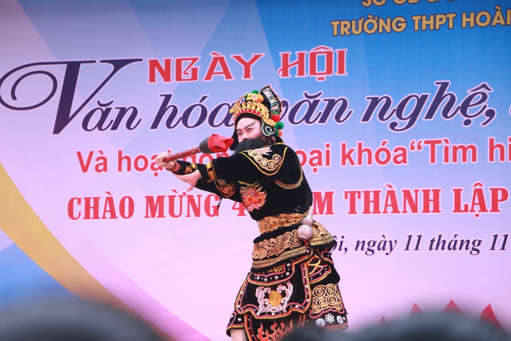 Hàng nghìn học sinh hào hứng với nghệ thuật tuồng tại trường THPT Hoài Đức B hang nghin hoc sinh hao hung voi nghe thuat tuong tai truong thpt hoai duc b